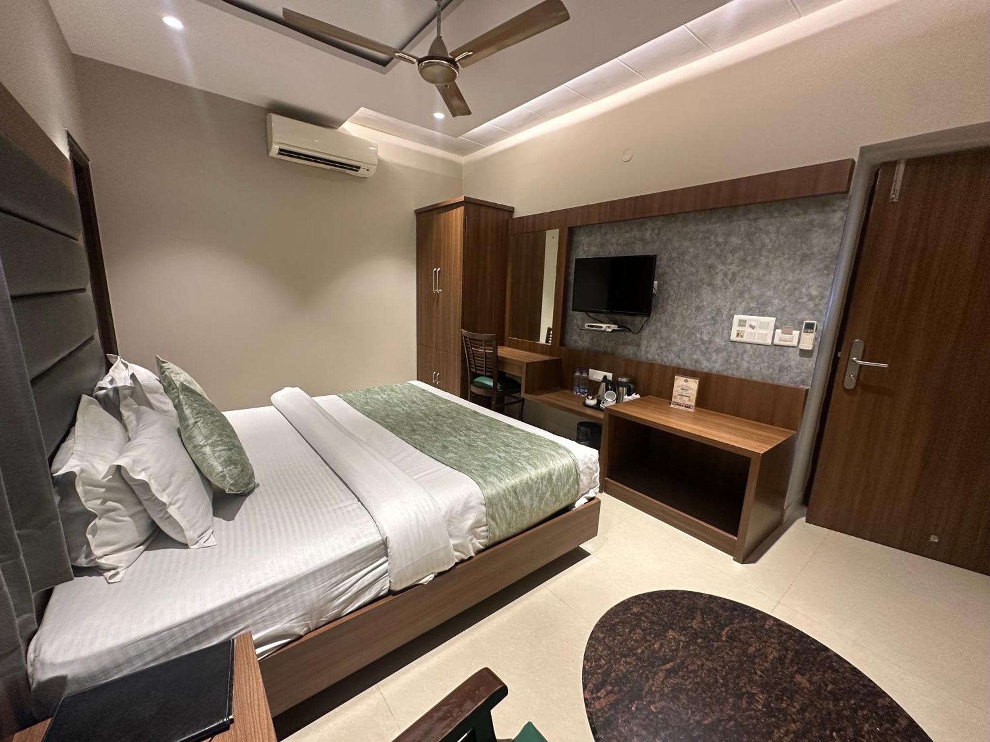 Hotel Amritsar International 2 Min Walk From Amritsar Bus Stand 外观 照片